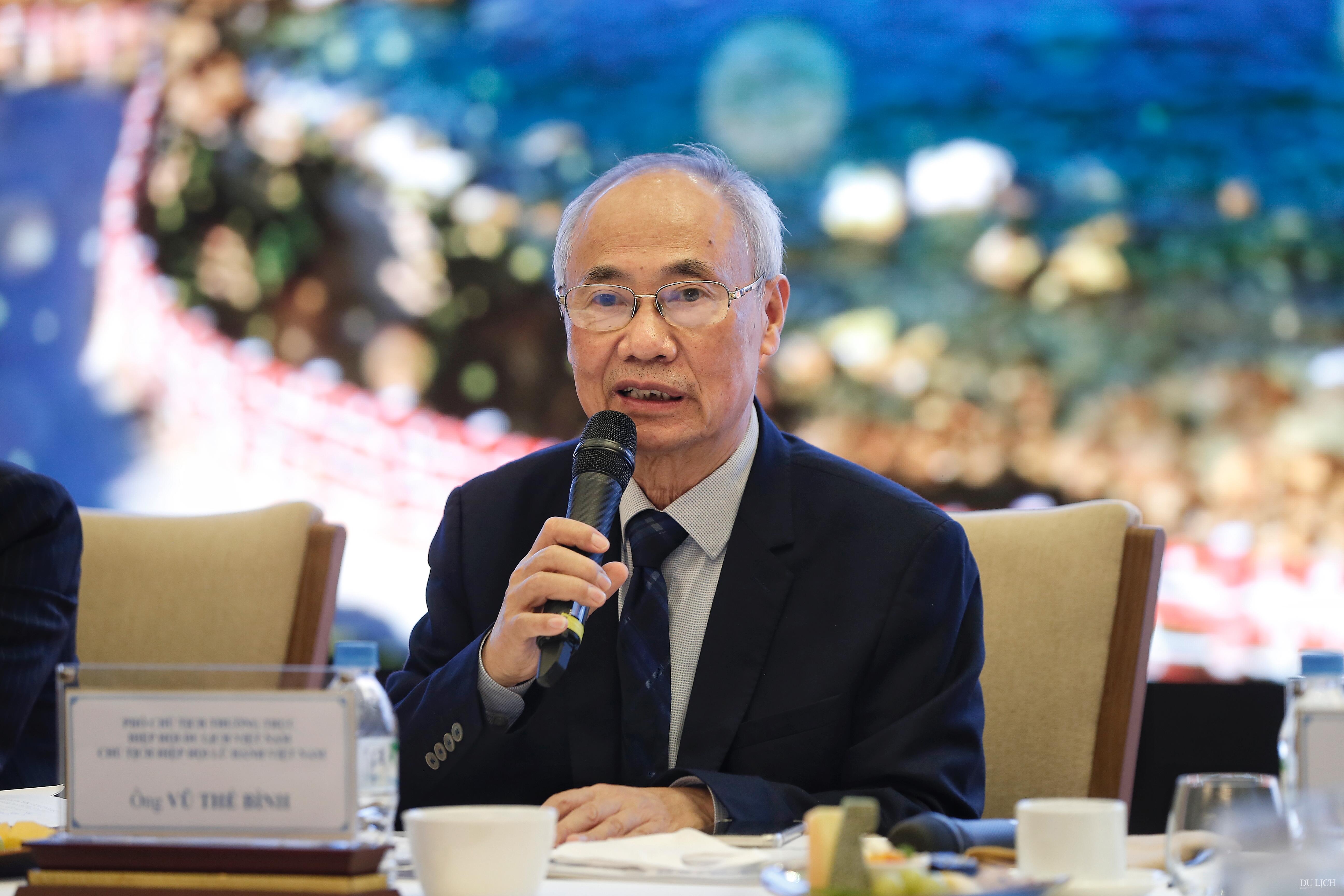Ông Vũ Thế Bình, Phó Chủ tịch Thường trực Hiệp hội Du lịch Việt Nam chia sẻ tại Tọa đàm